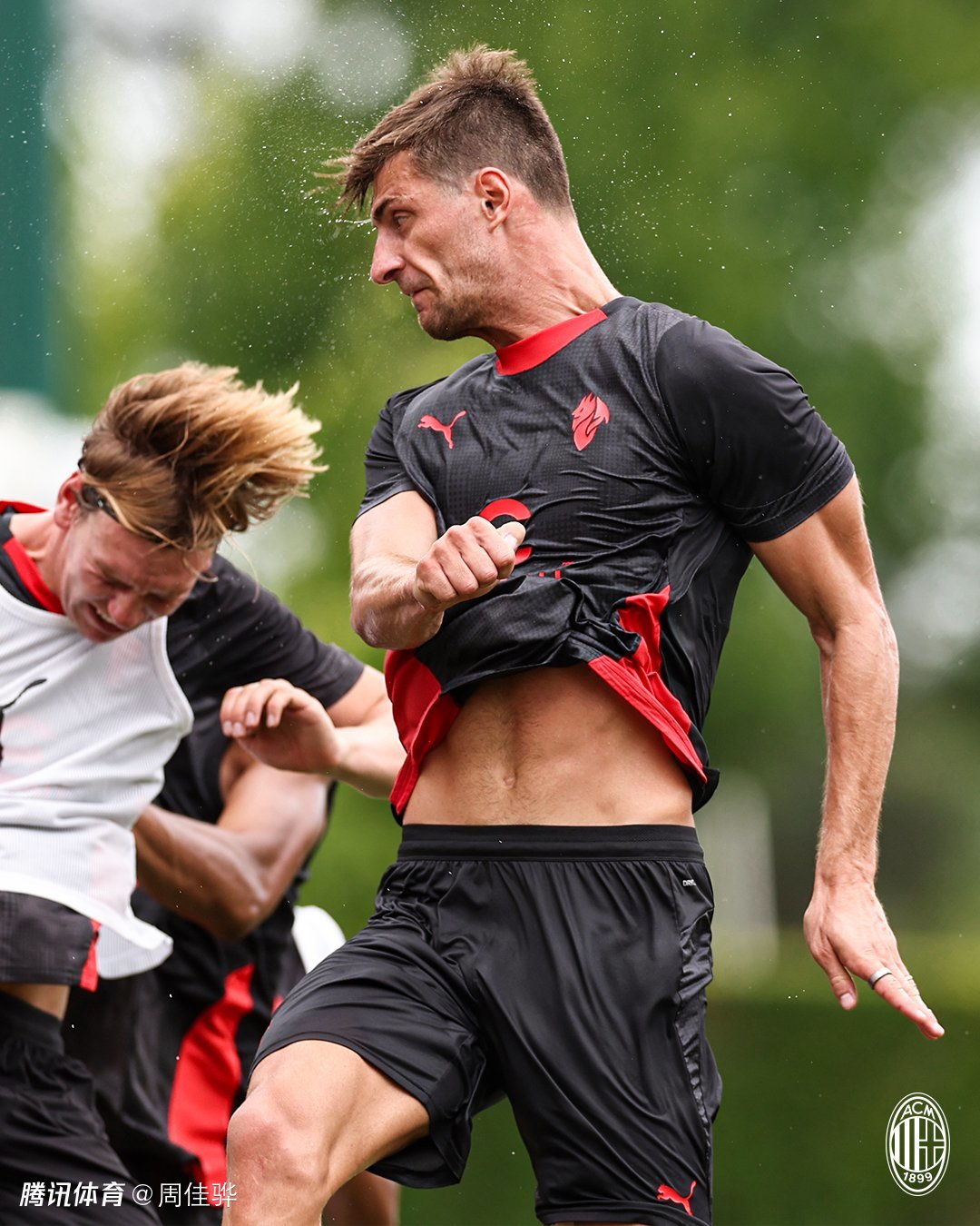 爱游戏体育-包含AC米兰发布备战花絮，今晚绝杀压哨，CBA季后赛任务艰巨，团队化学反应显著的词条
