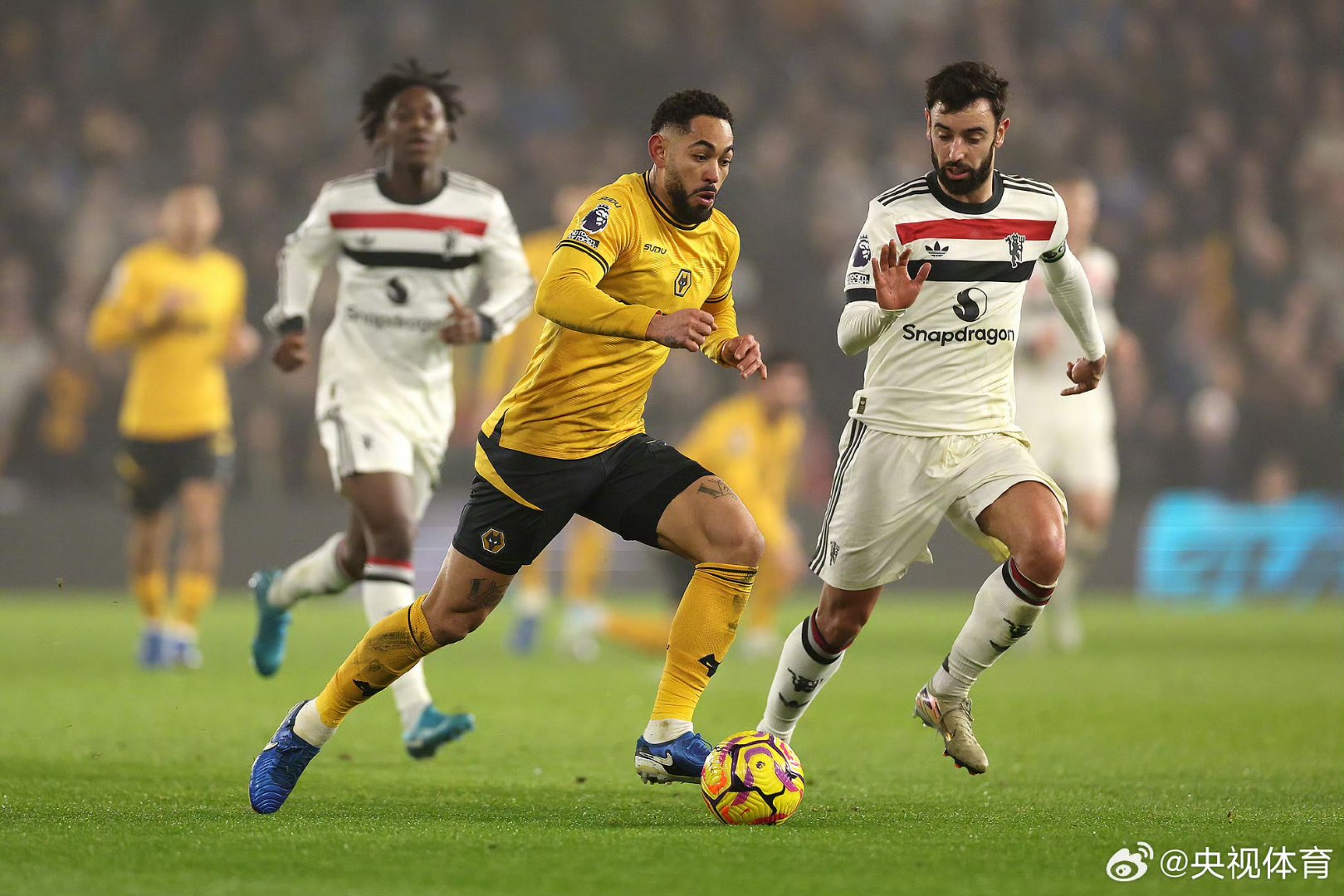 爱游戏体育-关于曼联训练开放日；冲刺阶段远射贴柱引欢呼；德国杯在即；更衣室氛围转暖的信息