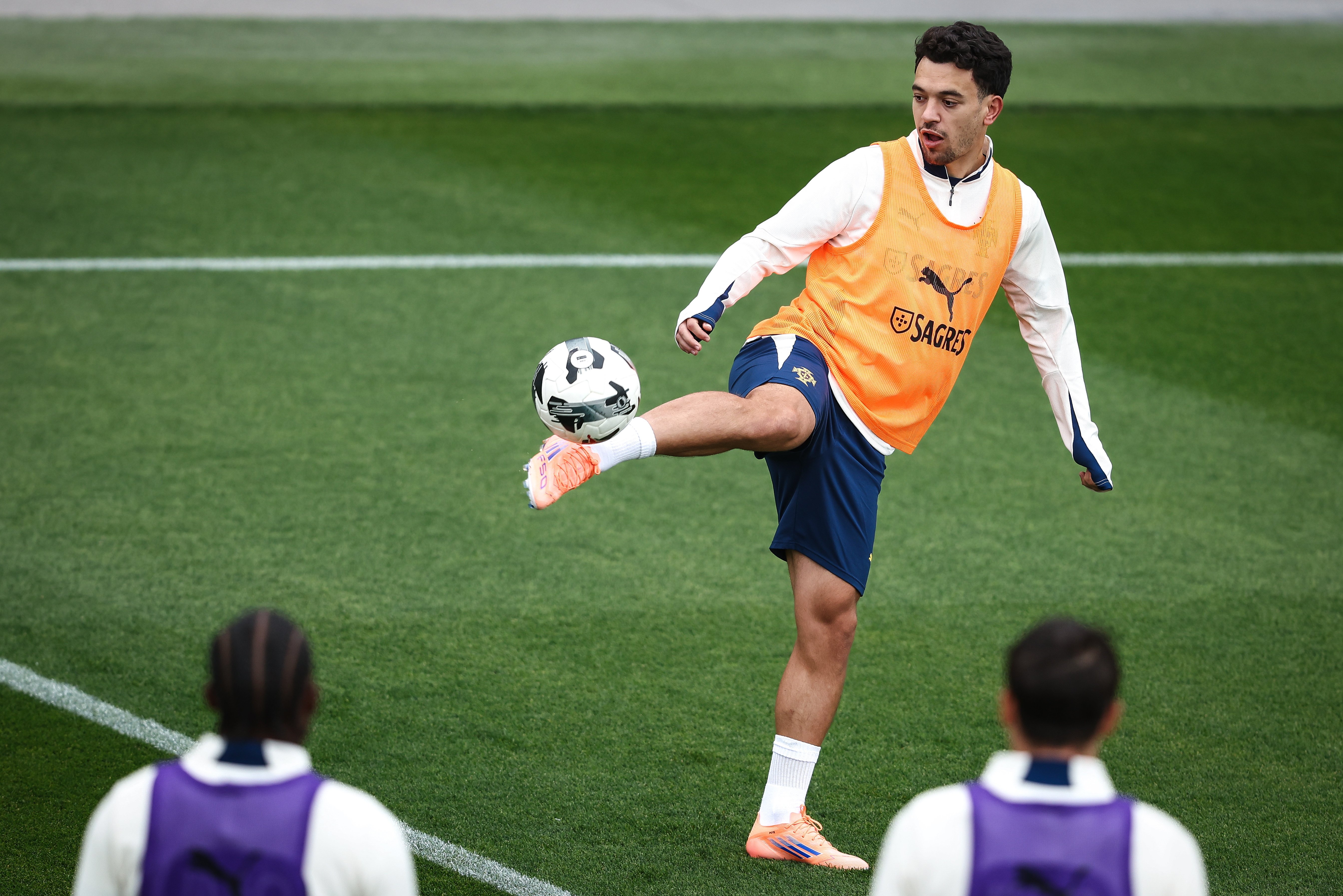 葡萄牙体育训练开放日，赛前扳平良机引欢呼，欧超杯在即，年轻球员得到机会的简单介绍