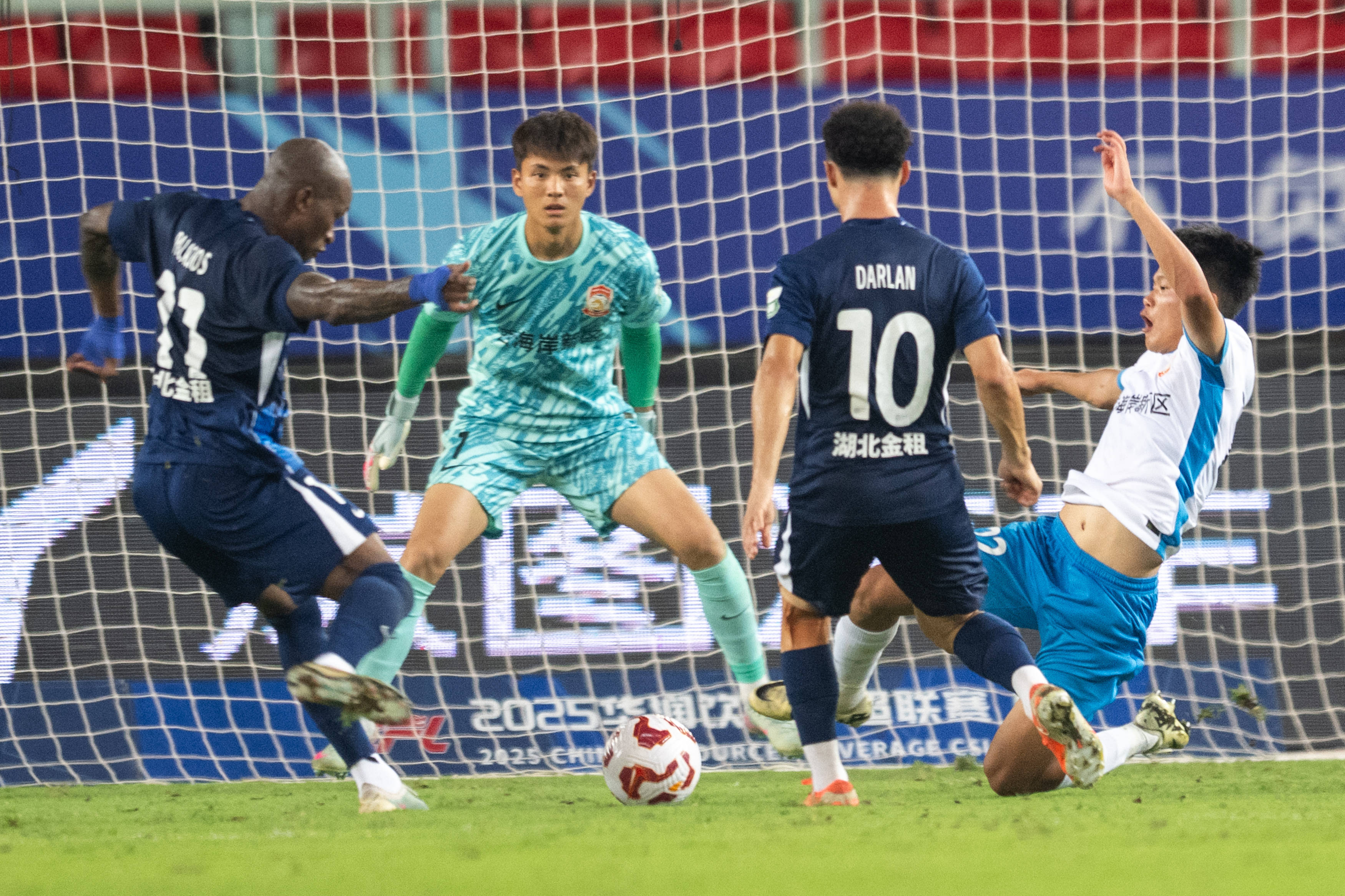 爱游戏APP-包含中超今晚走向成谜，武汉三镇主帅复盘，信心回归，训练强度明显提升的词条