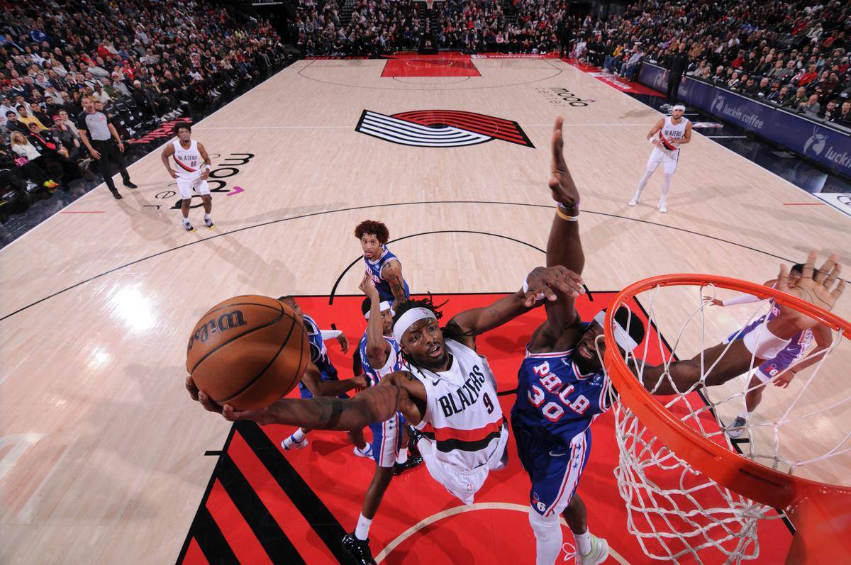 关于清晨达拉斯独行侠篮板制胜：NBA季后赛节点到来；赛场秩序良好；更衣室氛围转暖的信息